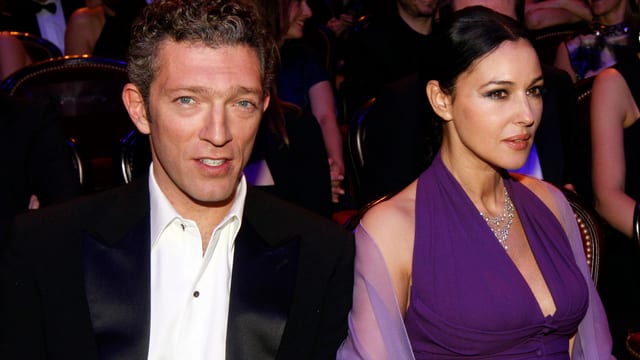 Monica Bellucci und Vincent Cassel sitzend. Monica Bellucci und Vincent Cassel sitzend.