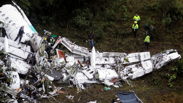 Flugzeug-Trümmerteile und Rettungsarbeiter Flugzeug-Trümmerteile und Rettungsarbeiter
