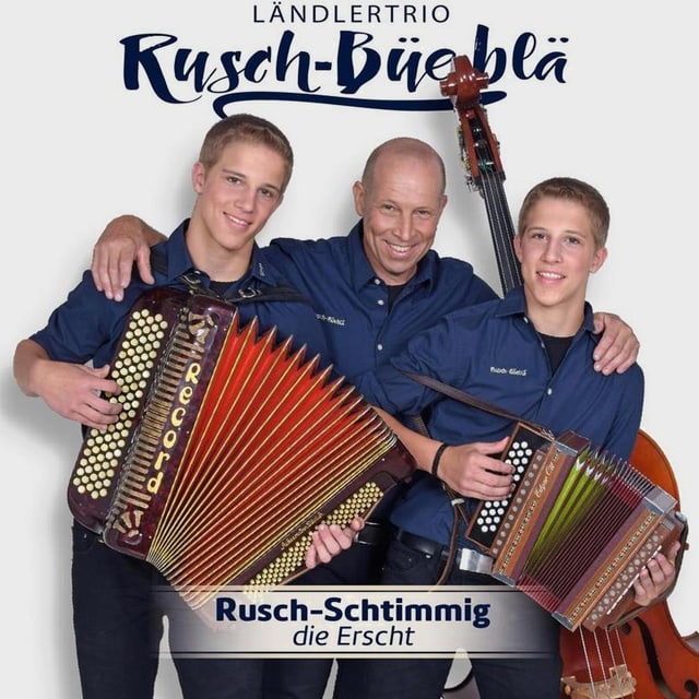 Ein junger Akkordeonist, ein Bassgeiger und ein junger Schwyzerörgeler. Ein junger Akkordeonist, ein Bassgeiger und ein junger Schwyzerörgeler.