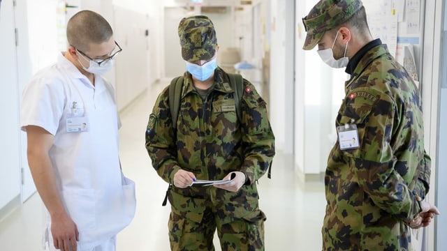 Zwei Soldaten und ein Arzt im Gespräch Zwei Soldaten und ein Arzt im Gespräch
