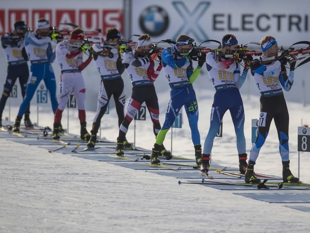 Athleten versammeln sich beim Stehend-Schiessen. Athleten versammeln sich beim Stehend-Schiessen.