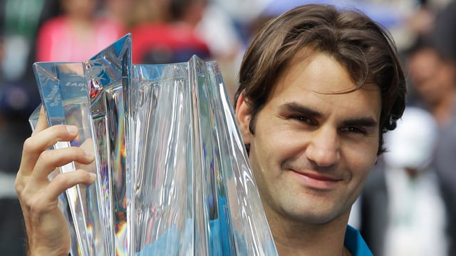 Roger Federer präsentiert den Pokal in Indian Wells. Roger Federer präsentiert den Pokal in Indian Wells.