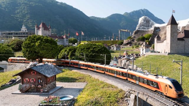 Der neue Voralpenexpress der SOB fährt seit kurzem auch als Modelleisenbahn in der Swissminiatur in Melide/TI. Der neue Voralpenexpress der SOB fährt seit kurzem auch als Modelleisenbahn in der Swissminiatur in Melide/TI.