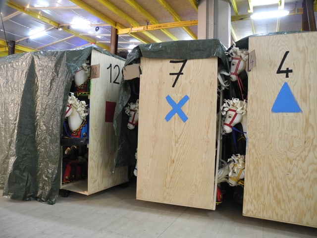 IN Kisten hinter der Bühne lagern Kostüme und Requisiten in Kisten. IN Kisten hinter der Bühne lagern Kostüme und Requisiten in Kisten.
