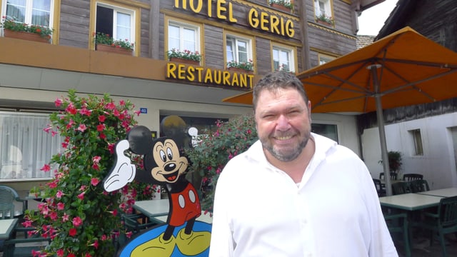 Mann vor Hotel Mann vor Hotel