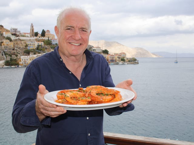Koch Rick Stein mit einer Platte mit Scampi. Koch Rick Stein mit einer Platte mit Scampi.