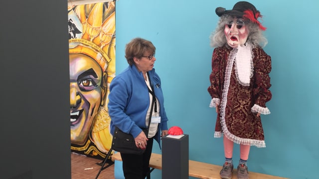 Ein Kind in einem Fasnachtskostüm steht auf einer Bank - bereit für ein Erinnerungsfoto Ein Kind in einem Fasnachtskostüm steht auf einer Bank - bereit für ein Erinnerungsfoto