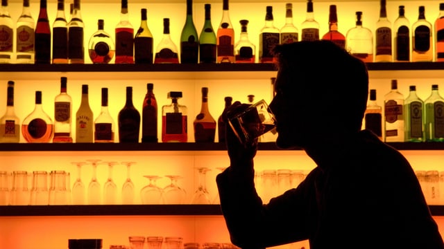 Mann an einer Bar. Mann an einer Bar.