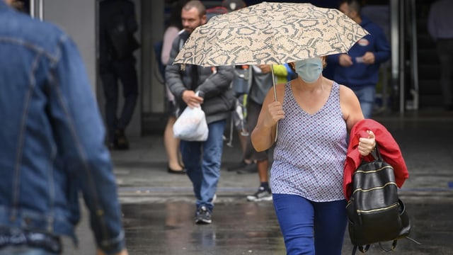 Frau mit Schutzmaske in Zürich Frau mit Schutzmaske in Zürich