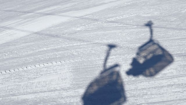 Blick auf eine Piste mit den Schatten einer Seilbahn. Blick auf eine Piste mit den Schatten einer Seilbahn.