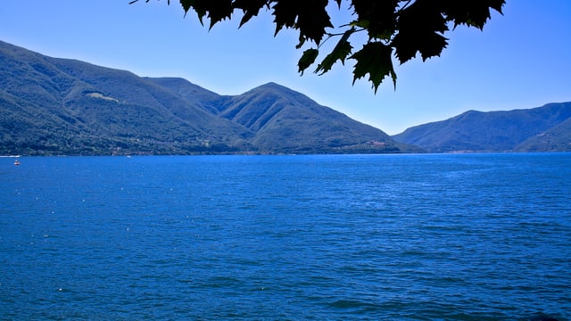 Blick von Ascona auf den Laog Maggiore, darüber ein wolkenloser Himmel. Blick von Ascona auf den Laog Maggiore, darüber ein wolkenloser Himmel.