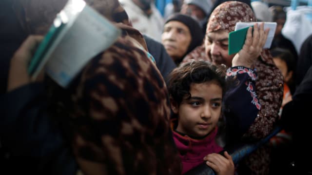 Palästinensische Flüchtlinge an einem Essensverteilzentrum in Gaza Stadt (Januar 2018) Palästinensische Flüchtlinge an einem Essensverteilzentrum in Gaza Stadt (Januar 2018)