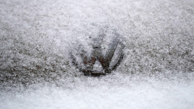 VW-Logo auf verschneiter Haube VW-Logo auf verschneiter Haube