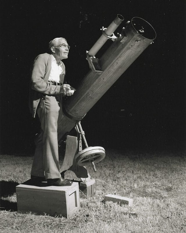 Clyde Tombaugh schaut in ein Teleskop. Clyde Tombaugh schaut in ein Teleskop.