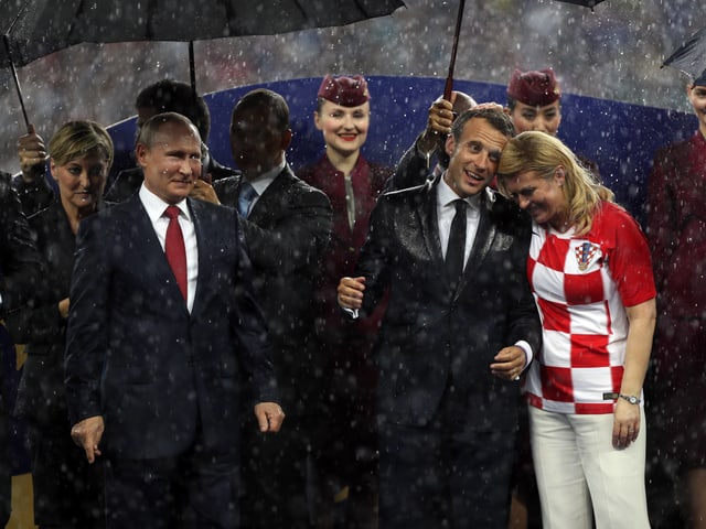 Putin, Macron und Grabar-Kitarovic bei der Siegerehrung
