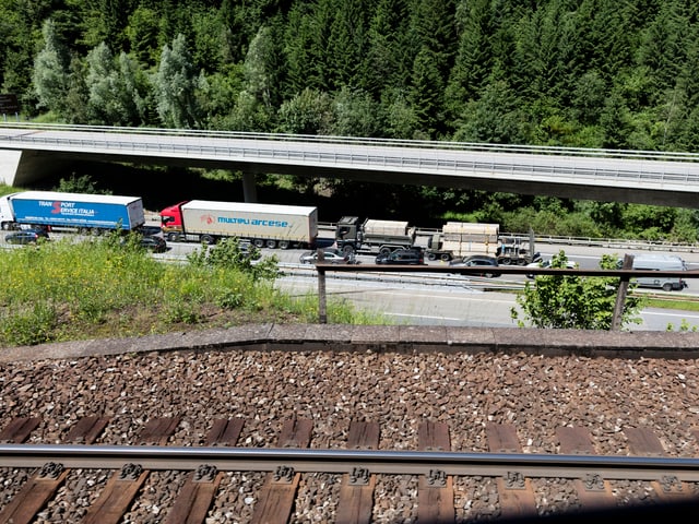 Schiene, dahinter Lastwagen. Schiene, dahinter Lastwagen.
