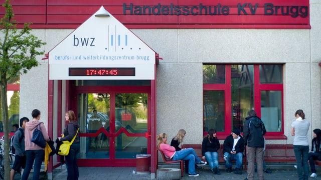 Eingang vor der Handelsschule KV Brugg Eingang vor der Handelsschule KV Brugg