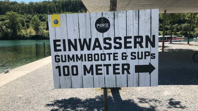 Schild: "Einwassern Gummiboote und SUPs 100 Meter" Schild: "Einwassern Gummiboote und SUPs 100 Meter"