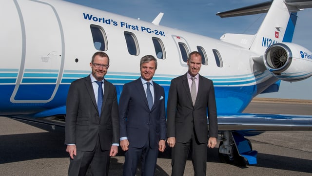 Pilatus-CEO Markus Bucher übergibt den ersten PC-24 Pilatus-CEO Markus Bucher übergibt den ersten PC-24