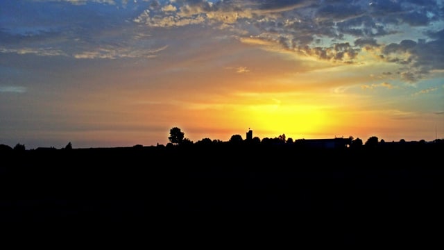 Sonnenaufgang mit Altocumuls castellanus. Sonnenaufgang mit Altocumuls castellanus.