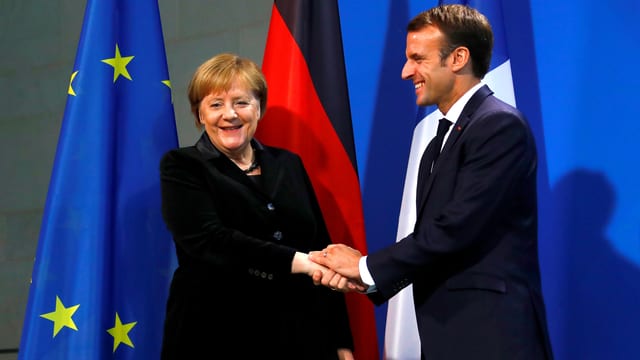 Angela Merkel (linke Seite) und Emmanuel Macron