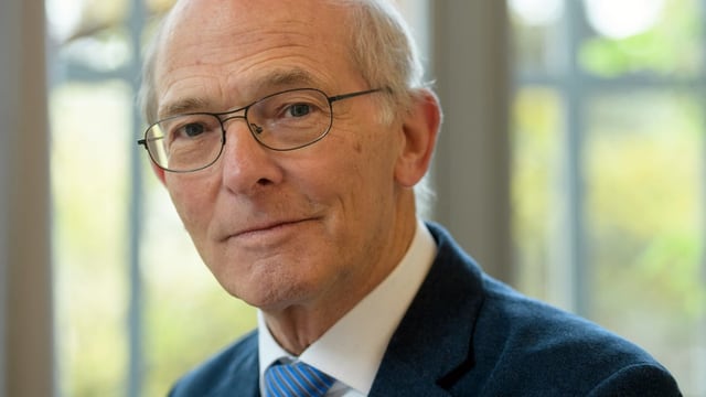 eine Porträtaufnahme eines Mannes mit Brille eine Porträtaufnahme eines Mannes mit Brille