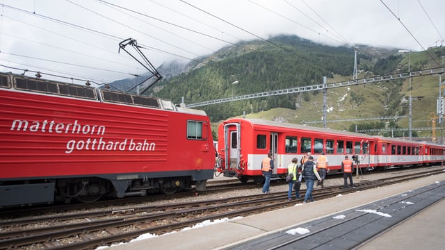 Zugskomposition der Matterhorn Gotthard Bahn im Bahnhof Andematt Zugskomposition der Matterhorn Gotthard Bahn im Bahnhof Andematt