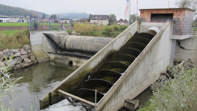 Ein Kleinwasserkraftwerk mit Wasserschnecke Ein Kleinwasserkraftwerk mit Wasserschnecke