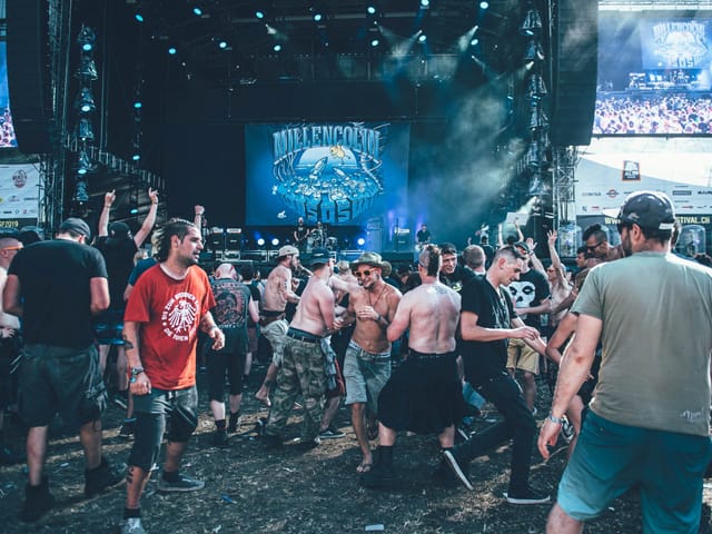 Vorne: Moshpit. Hinten: Millencolin. Prädikat: Passt so!