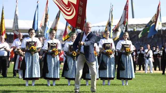 Heinz Tännler schwingt am Festakt die Fahne. Heinz Tännler schwingt am Festakt die Fahne.