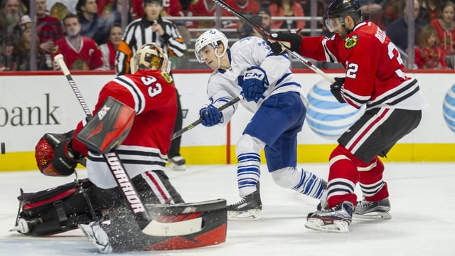 Mark Arcobello schiesst im Trikot der Toronto Maple Leafs auf das Tor. Mark Arcobello schiesst im Trikot der Toronto Maple Leafs auf das Tor.