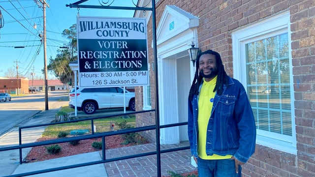 Ein schwarzer Mann vor dem Wahlbüro in Kingstree Ein schwarzer Mann vor dem Wahlbüro in Kingstree