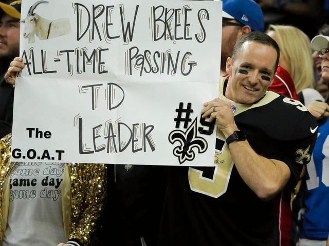 Drew Brees hält ein Plakat in die Höhe Drew Brees hält ein Plakat in die Höhe