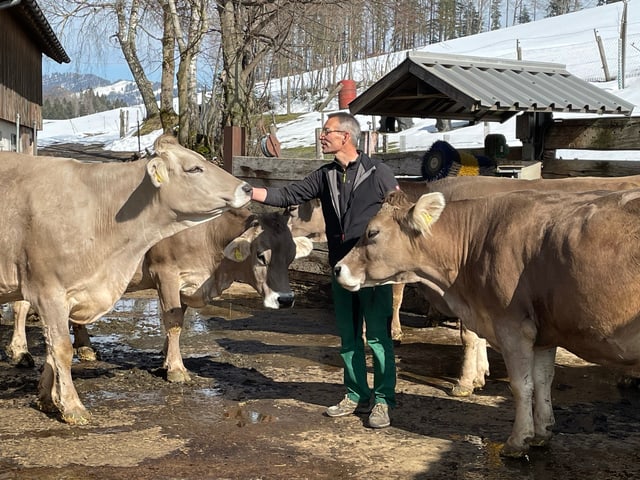Bio Suisse-Präsident Urs Brändli umringt von Rindern Bio Suisse-Präsident Urs Brändli umringt von Rindern