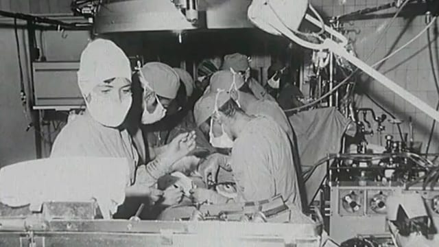 Schwarzweiss-Bild von der ersten Herztransplantation am Zürcher Unispital. Schwarzweiss-Bild von der ersten Herztransplantation am Zürcher Unispital.