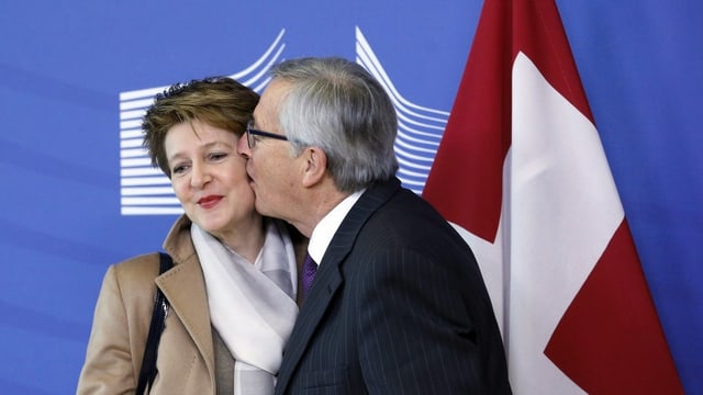Juncker küsst Sommaruga auf die Wange Juncker küsst Sommaruga auf die Wange