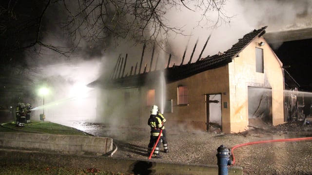 Feuerwehrmänner beim Löschen des Brandes in Aarburg Feuerwehrmänner beim Löschen des Brandes in Aarburg