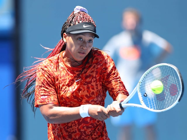 Naomi Osaka macht einen Return