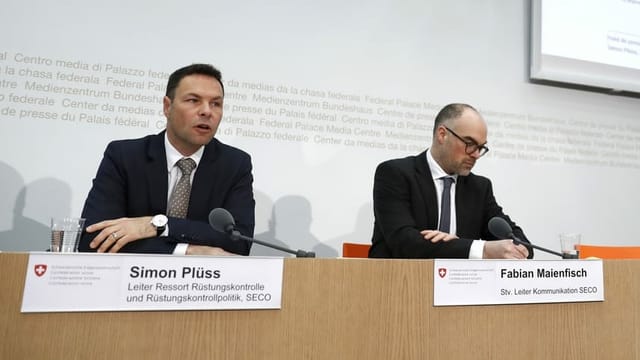 Plüss und der Sprecher des Seco vor den Medien Plüss und der Sprecher des Seco vor den Medien
