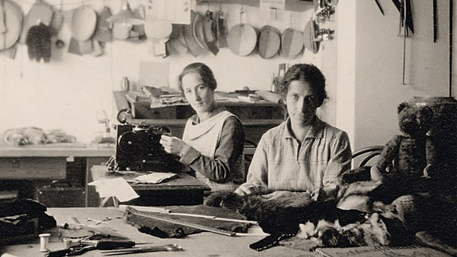 Schwarz weiss Foto: Zwei Frauen sind am Nähen. Schwarz weiss Foto: Zwei Frauen sind am Nähen.