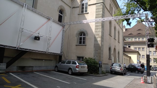 La Via da Teater cun l'indriz per tender sur via vi la taila gronda. La Via da Teater cun l'indriz per tender sur via vi la taila gronda.
