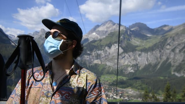 Ein Mann in einer Gondel. Ein Mann in einer Gondel.