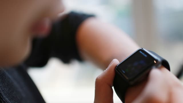 Ein Junge spricht in seine Smartwatch. Ein Junge spricht in seine Smartwatch.