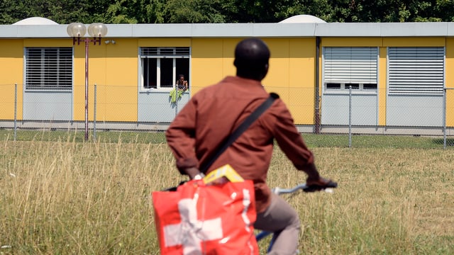 Asylbewerber vor Unterkunft. Asylbewerber vor Unterkunft.
