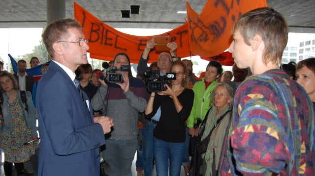 Mann diskutiert in einer Demonstrationsrunde Mann diskutiert in einer Demonstrationsrunde