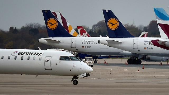 Flugzeuge der Lufthansa kurz vor dem Start. Flugzeuge der Lufthansa kurz vor dem Start.
