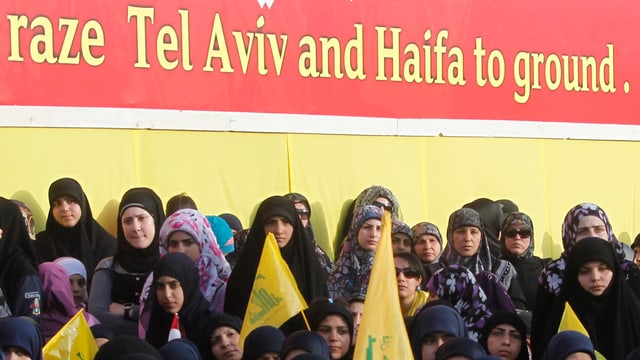 Hisbollah-Versammlung mit Anti-Israel-Plakat. Hisbollah-Versammlung mit Anti-Israel-Plakat.
