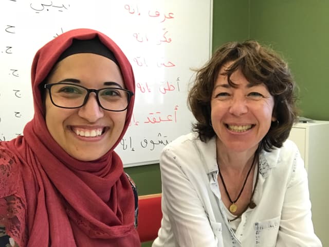 Nusaibah Hamad, Arabischlehrerin am Sijal Institute in Amman, und ihre Schülerin Susanne Brunner Nusaibah Hamad, Arabischlehrerin am Sijal Institute in Amman, und ihre Schülerin Susanne Brunner