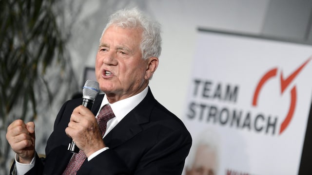 Frank Stronach mit dem Mikrofon in der Hand. Frank Stronach mit dem Mikrofon in der Hand.