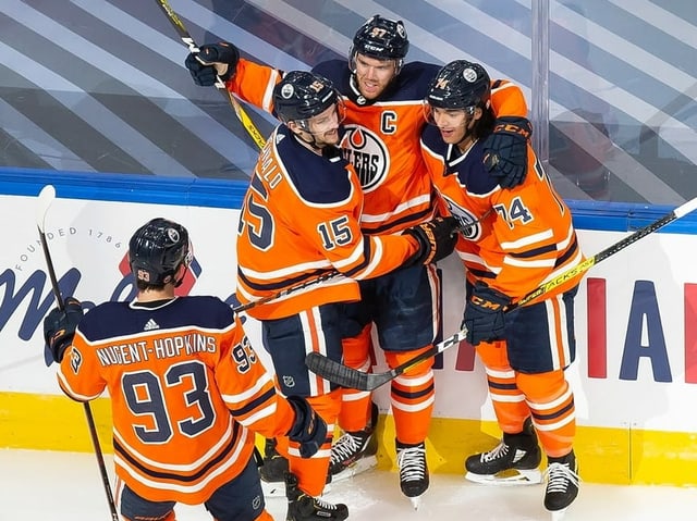 Connor McDavid (Mitte oben) jubelt mit seinem Team Connor McDavid (Mitte oben) jubelt mit seinem Team